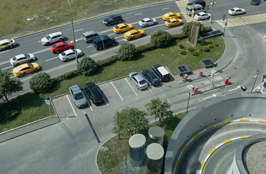 도로점용허가 거부처분 취소소송 승소사례 Aerial shot of traffic and parking area in Moscow, showcasing urban life and transportation.